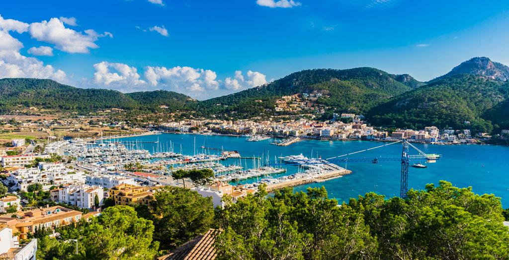 Schöne Aussicht auf die Hafenbucht von Port de Andratx auf Mallorca, Spanien