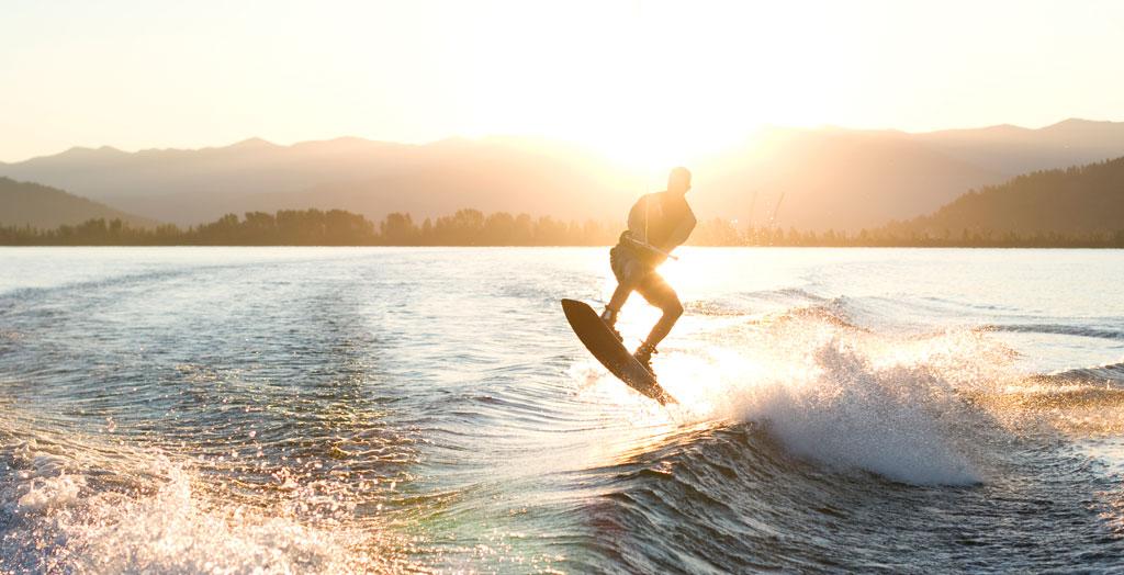 Wakeboarder auf dem Meer zum Sonnenuntergang