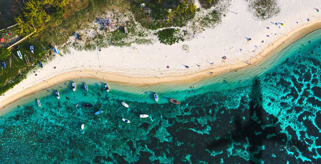Luftaufnahme eines Strandes auf Mauritius