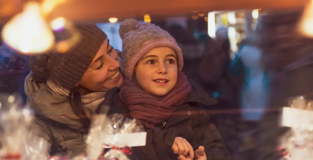 Eine glückliche Familie genießt die winterliche Atmosphäre auf dem Weihnachtsmarkt