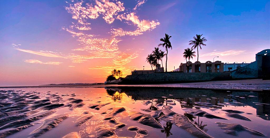 Sonnenaufgang am Strand der Stadt Maskat im Oman