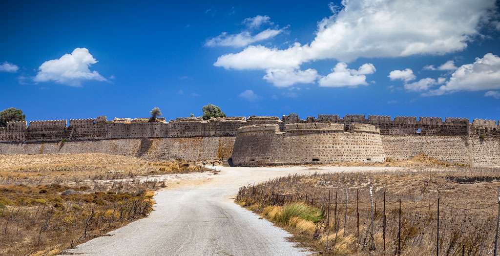 Weg zur Burg des Dorfes Antimachias auf der Insel Kos, Griechenland 
