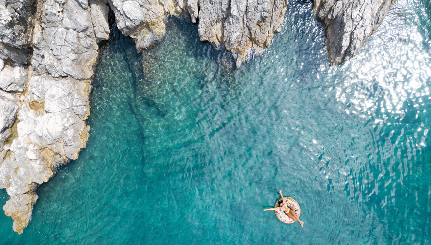 Frau schwimmt an der Küste von Kroatien