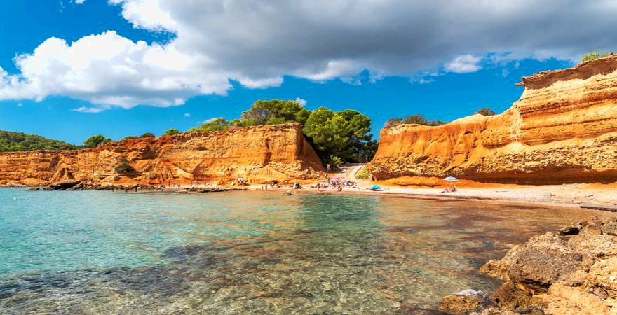 Strand Sa Caleta auf Ibiza