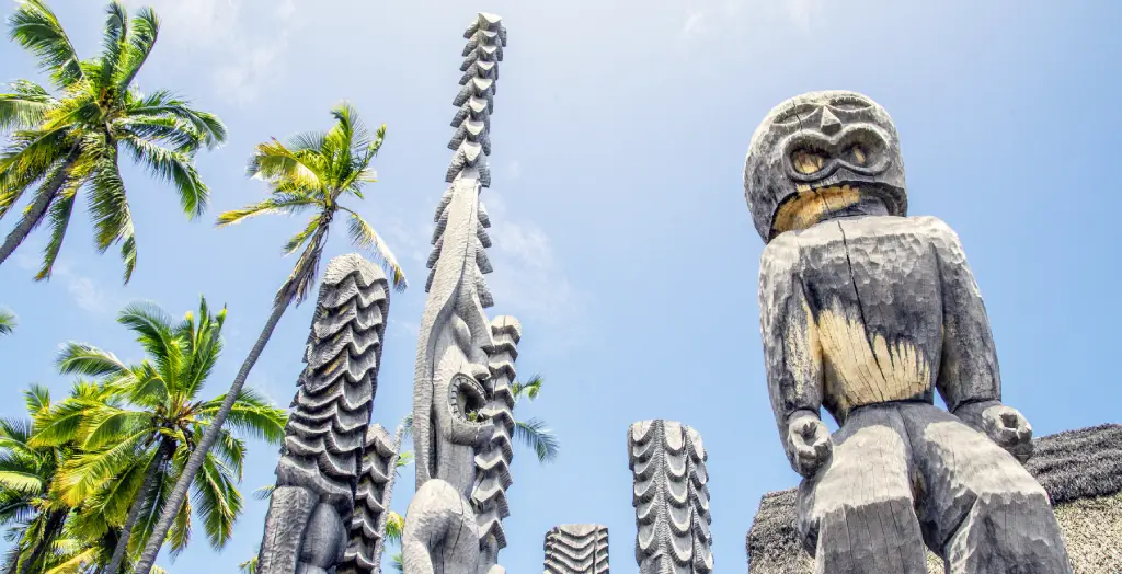 Traditionelle geschnitzte Holzstatuen der Götter Pu'uhonua o Honaunau National Historical Park, Hawaii, USA
