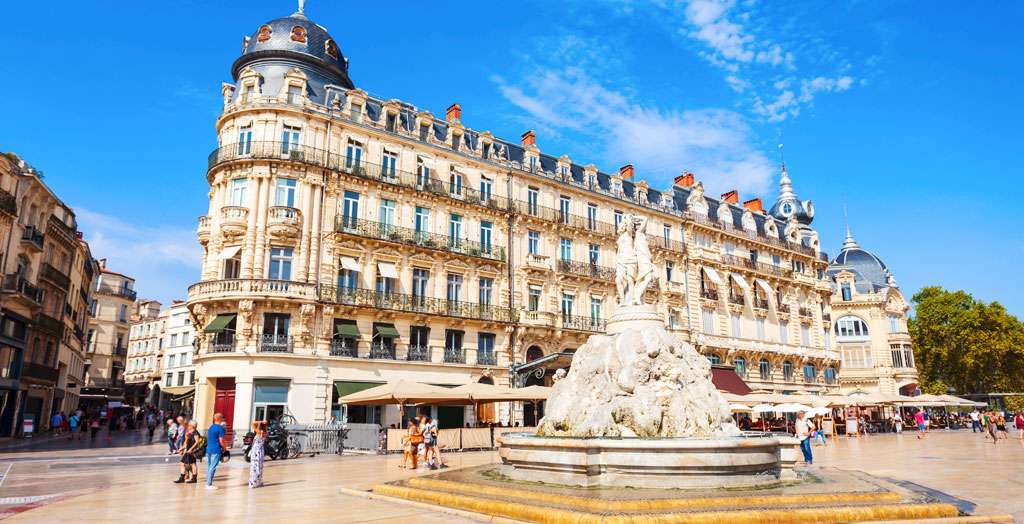 Brunnen der drei Grazien am Place de la Comedie, dem Hauptplatz der Stadt Montpellier in Frankreich