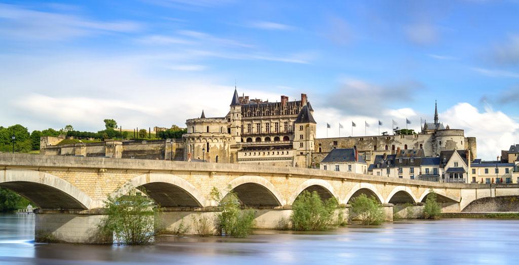 Mittelalterliches Schloss und Brücke über die Loire. Frankreich