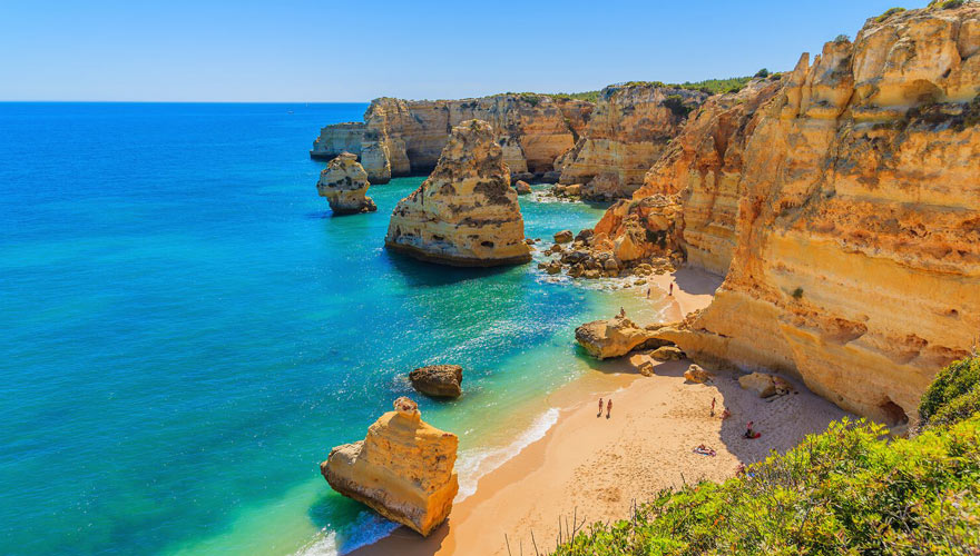 Steilküste an der Algarve in Portugal