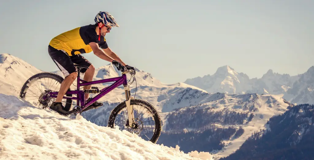 Mountainbiker fährt eine Skipiste herunter in den Schweizer Alpen