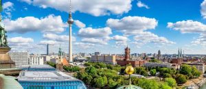 Luftaufnahme vom Berlin Dom auf die Innenstadt und den Fernsehturm