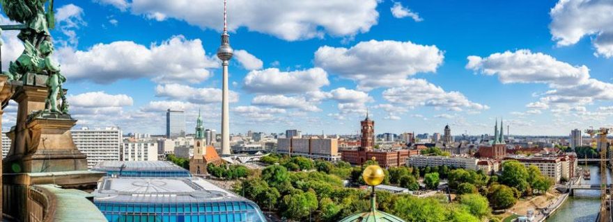 Luftaufnahme vom Berlin Dom auf die Innenstadt und den Fernsehturm