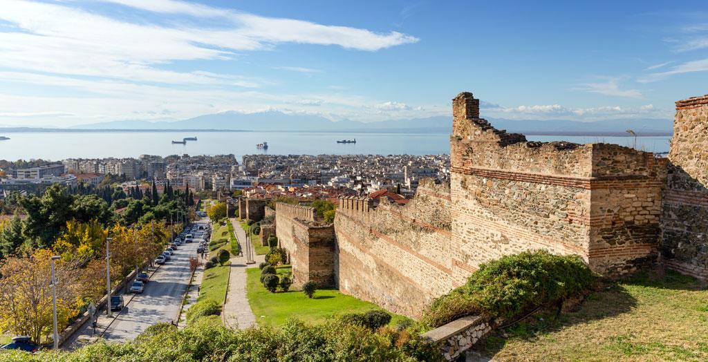 Panoramablick auf Thessaloniki und die Ruinen der mittelalterlichen Festung, im Hintergrund der Olymp
