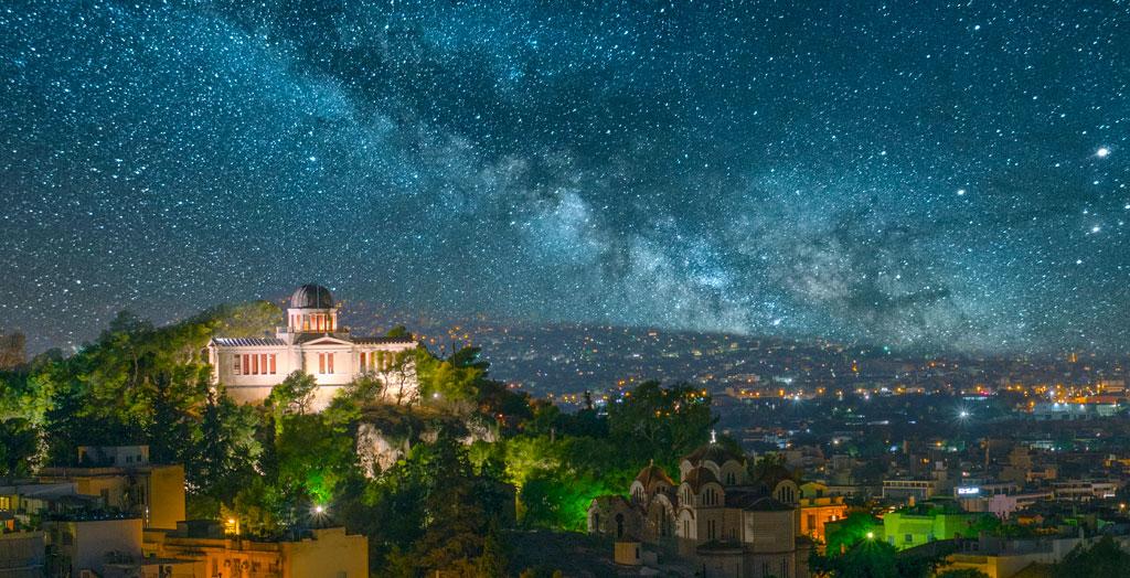 Lycarettus Hügel in Athen bei Nacht, Griechenland