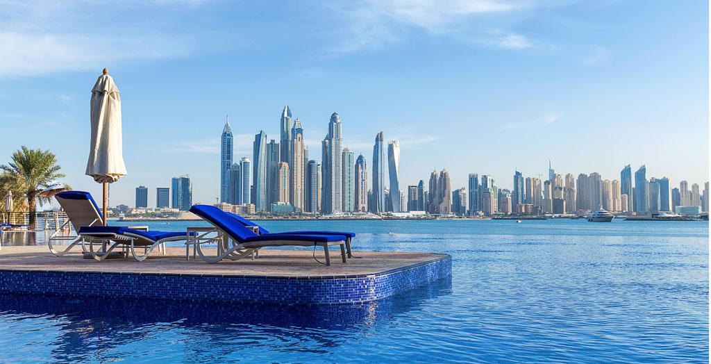 Blick auf einen Swimmingpool vor der Dubai Marina