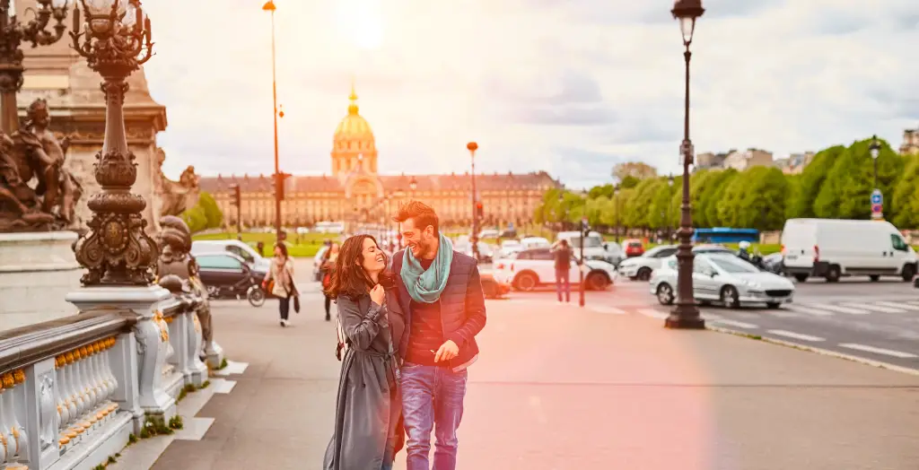 Glückliches Paar beim Sightseeing in Paris, Frankreich