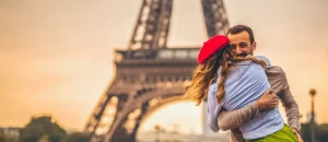 Verliebtes Paar bei einem Städtetrip in Paris am Eiffelturm, Frankreich