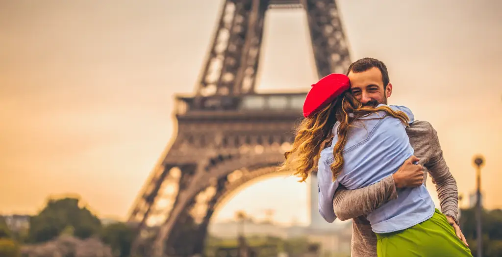 Verliebtes Paar bei einem Städtetrip in Paris am Eiffelturm, Frankreich