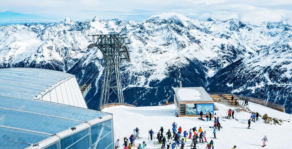 Skifahrer am Skigipfel von Sölden, Tirol, Österreich