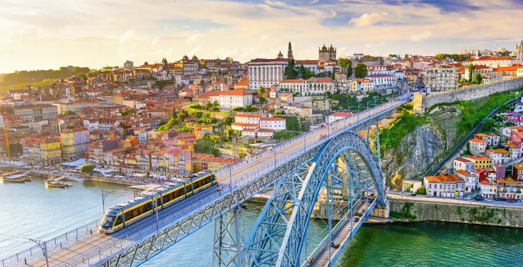 Stadtbild am Fluss Douro und der Brücke Dom Luis I in Porto, Portugal