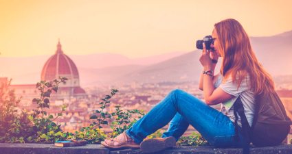 Fotografierende Frau in Florenz, Italien