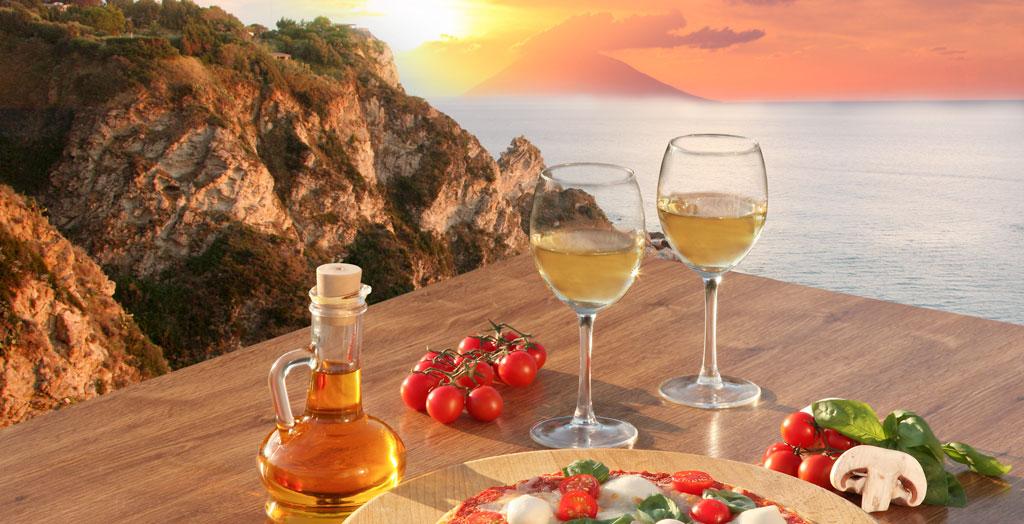 Kalabriens Küste mit italienischer Pizza und Weingläsern, Italien