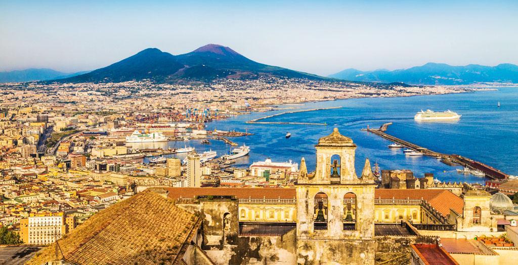 Stadt Neapel und Vesuv bei Sonnenuntergang, Kampanien, Italien