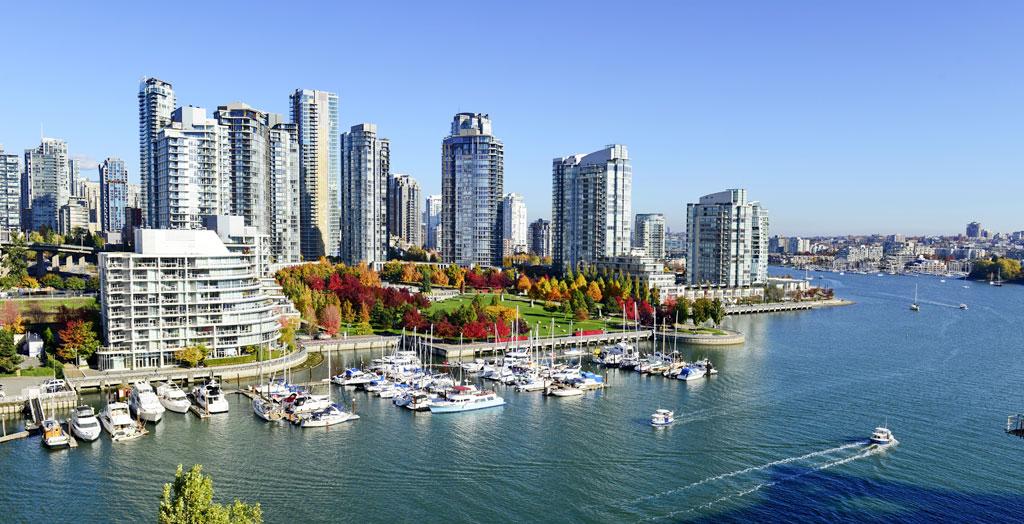Herbstlandschaft des False Creek in der Innenstadt von Vancouver