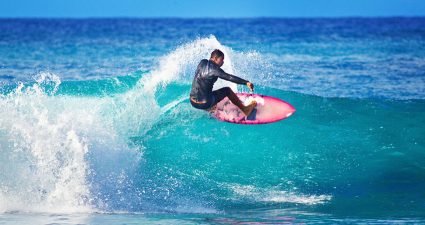 Surfer am Poipu Beach auf Kauai, Hawaii