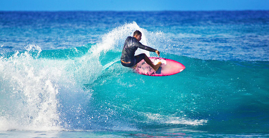 Surfer am Strand von Poipu Beach auf Kauai, Hawaii