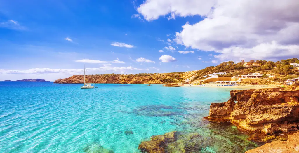 Bucht und Strand von Cala Tarida auf Ibiza, Spanien