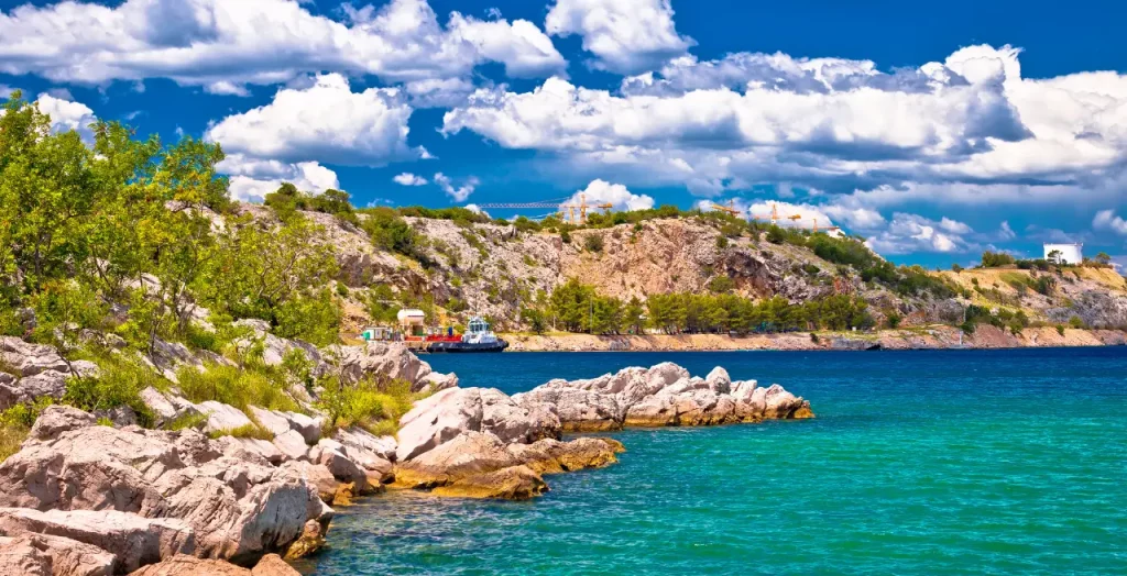 Atemberaubende Küstenlandschaft von Omišalj mit azurblauem Wasser in der Kvarner Bucht auf der Insel Krk, Kroatien