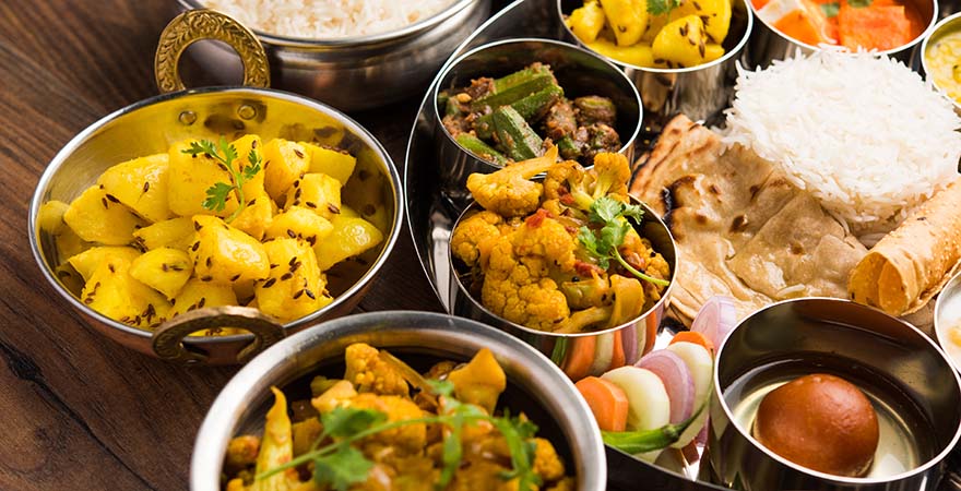 Indisches Essen in mehreren kleinen Schälchen