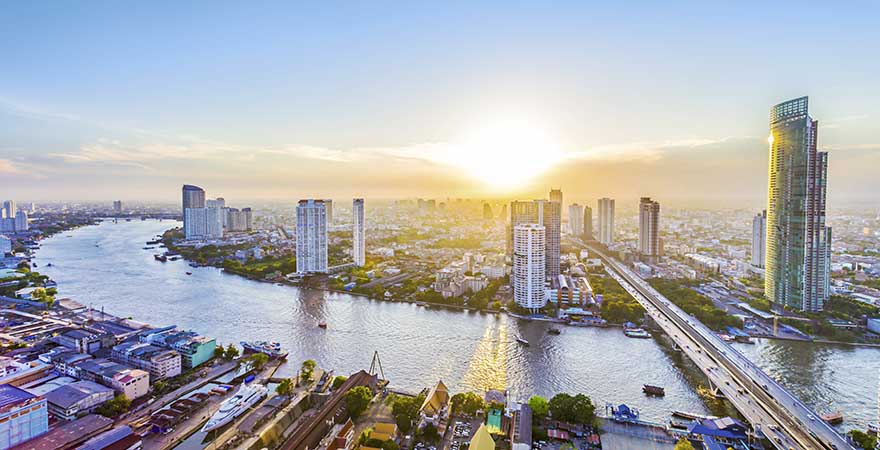 Blick auf Bangkok bei Sonnenuntergang