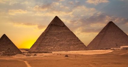 Pyramiden von Gizeh zum Sonnenuntergang, Ägypten