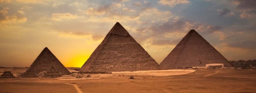 Pyramiden von Gizeh zum Sonnenuntergang, Ägypten