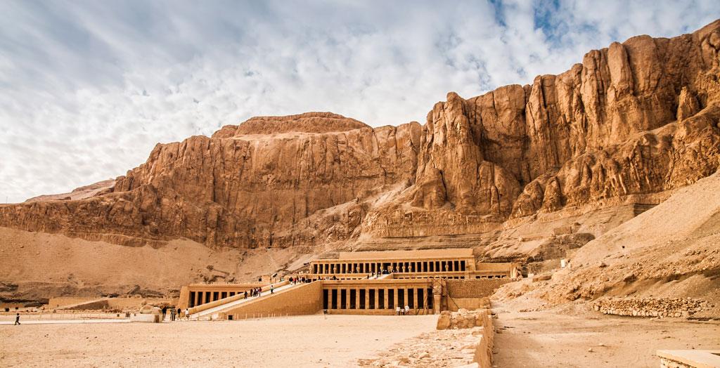 Panorama des berühmten antiken Tempels der Königin Hatschepsut im Tal der Könige, Ägypten