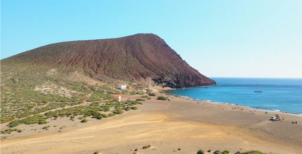 Luftaufnahme des Strandes Playa de la Tejita und des Vulkankegels von Montaña Roja, Teneriffa, Kanarische Inseln, Spanien