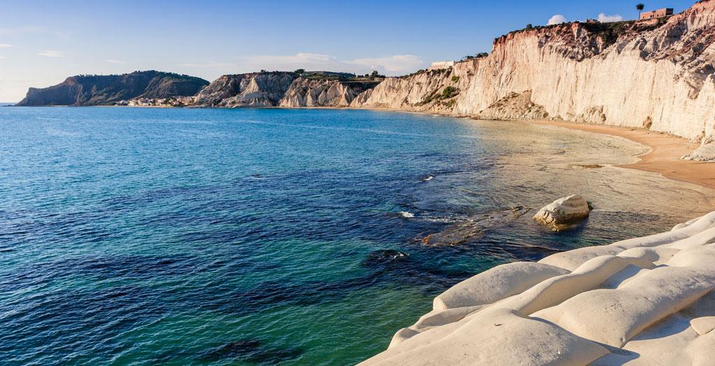 Bucht aus weißen Steinen „Scala dei Turchi“ auf Sizilien