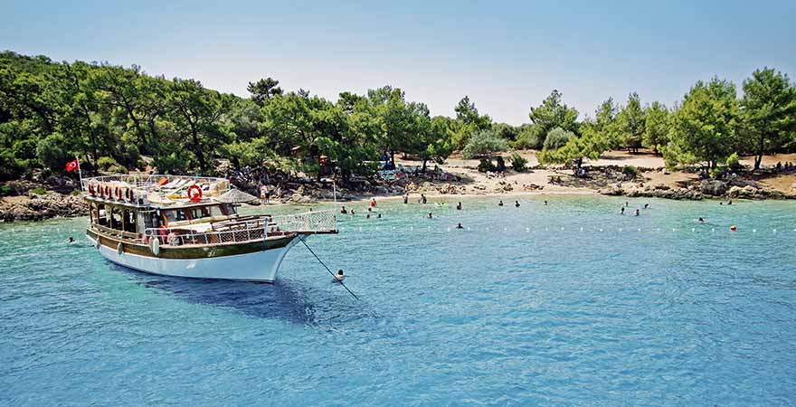 Kleine Bucht mit einem Boot und türkisfarbenem Wasser