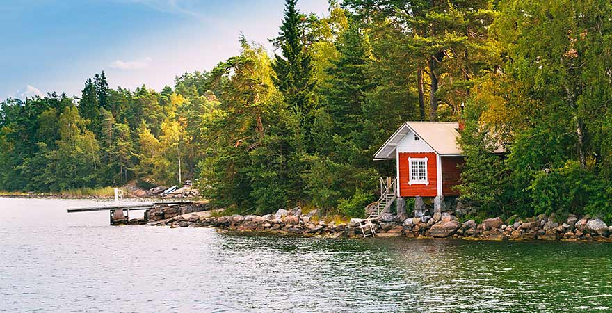 Kleines rotes Haus am See in Finnland
