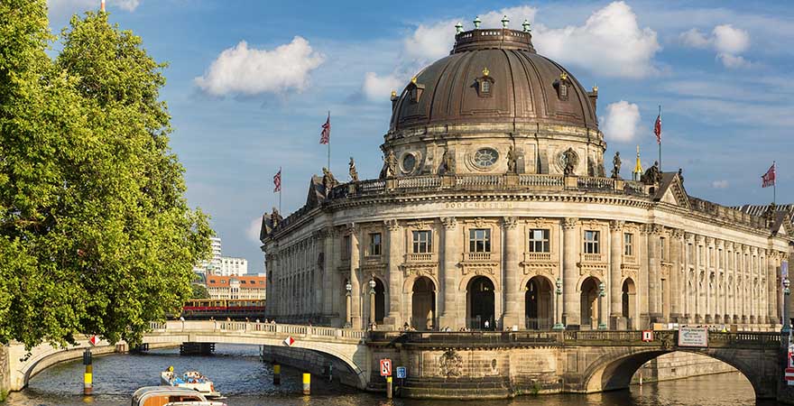 Museumsgebäude auf der Museumsinsel umgeben von Wasser in Berlin