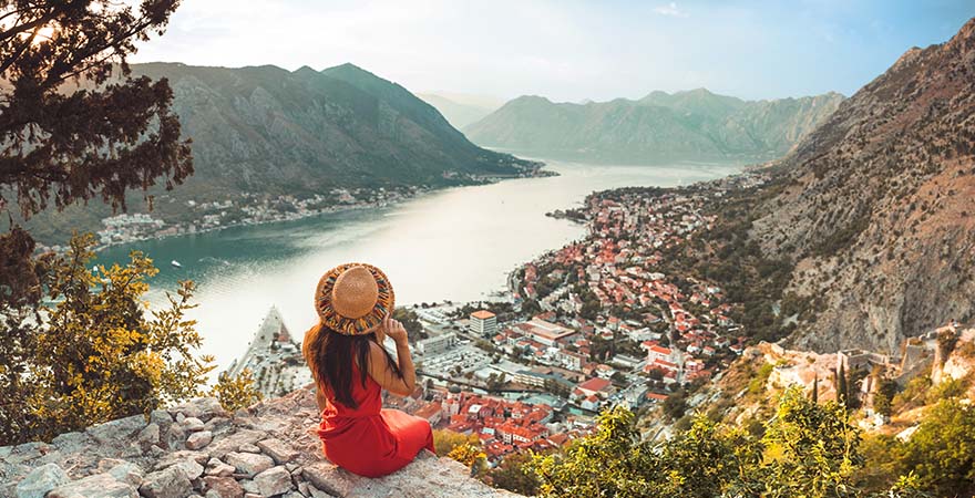 Frau blickt auf die Bucht von Kotor, Montenegro