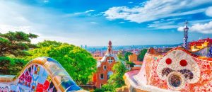 Wunderschöner, farbenfroher Blick auf den Park Güell in Barcelona, Spanien