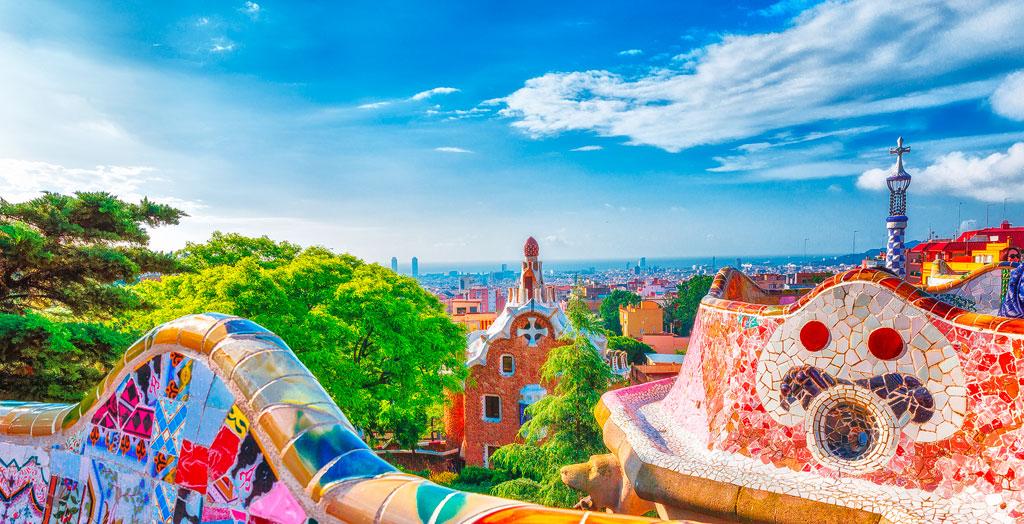 Wunderschöner, farbenfroher Blick auf den Park Güell in Barcelona, Spanien
