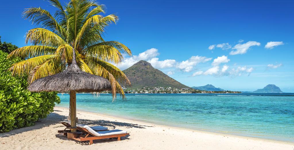 Strand mit Palmen auf Mauritius am Indischen Ozean