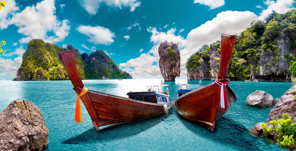 Strand mit Booten in Phuket, Thailand