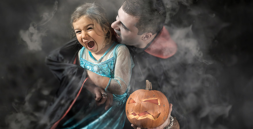 Verkleideter Vampir beißt kleines Mädchen