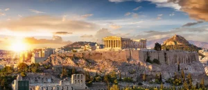 Blick auf die Akropolis und die historische Stätte des Odeon des Herodes Atticus bei Sonnenuntergang in Athen, Griechenland [Bildquelle: © SHansche | Canva]