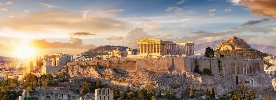 Blick auf die Akropolis und die historische Stätte des Odeon des Herodes Atticus bei Sonnenuntergang in Athen, Griechenland [Bildquelle: © SHansche | Canva]