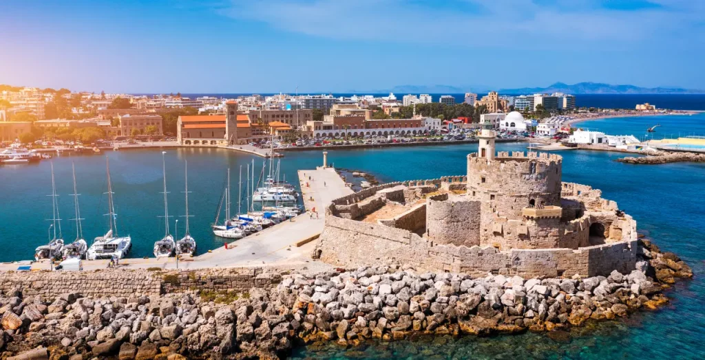 Blick auf die mittelalterliche Festung im Hafen von Rhodos, Griechenland [Bildquelle: © DaLiu | Canva]